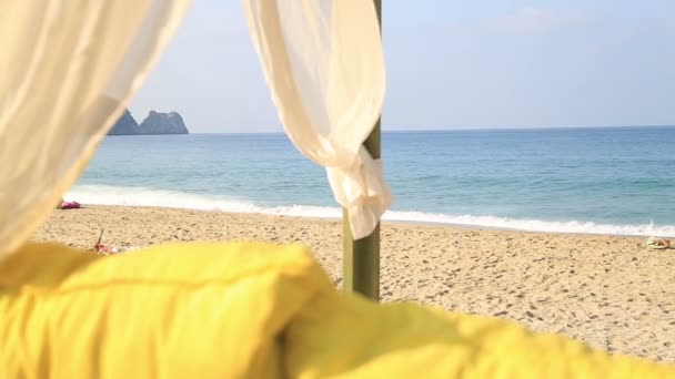 Lusthus på stranden — Stockvideo