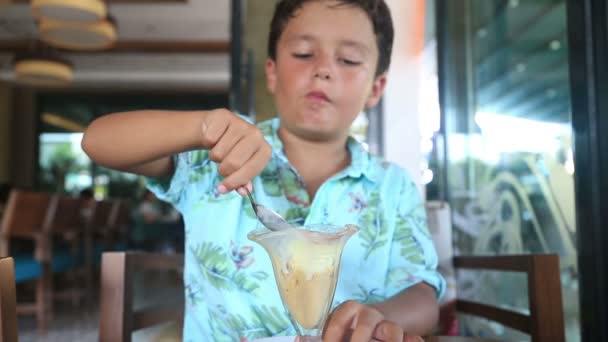 子供がアイスクリームを食べる — ストック動画