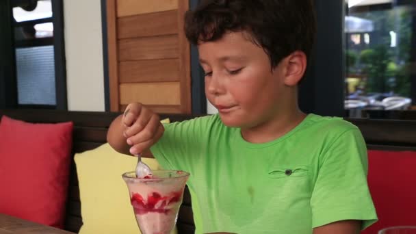 Criança comendo sorvete e sorrindo para uma câmera — Vídeo de Stock