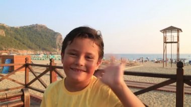 Gülümseyen ve el sallayarak şirin çocuk