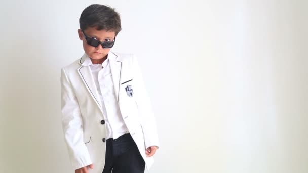 Niño de moda con gafas de sol — Vídeos de Stock