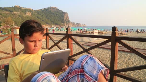 Ребенок с цифровым планшетом 4 — стоковое видео