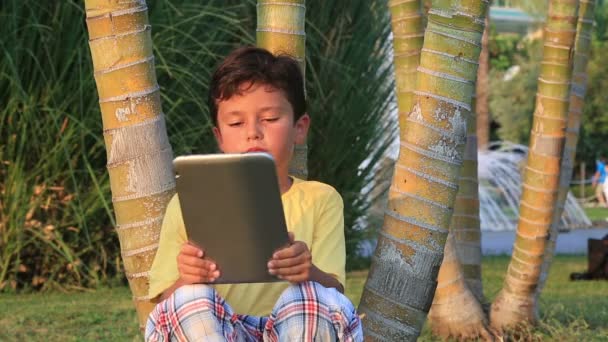 Joven juego de niños en la computadora tableta — Vídeos de Stock