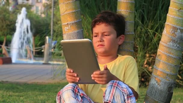 Lindo niño usando tableta digital — Vídeos de Stock