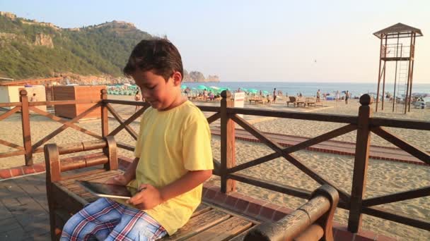Dijital tablet ile çocuk — Stok video