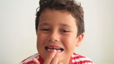 Çocuk gösteren eksik dişler