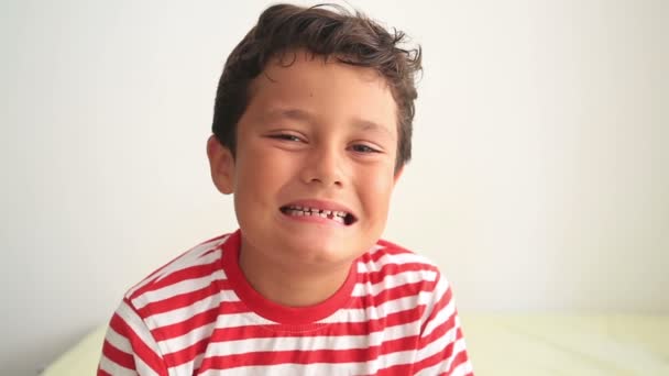 儿童显示缺牙 — 图库视频影像