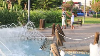 Anne oğul yürüyor.