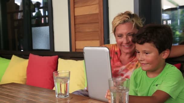 Madre e hijo con tableta digital en la cafetería — Vídeo de stock