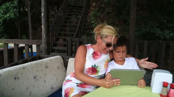 Mãe e filho usando tablet digital — Vídeo de Stock