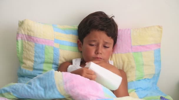 Sick child lying in bed and coughing — Stock Video