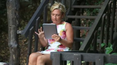 Tablet açık kullanan kadın