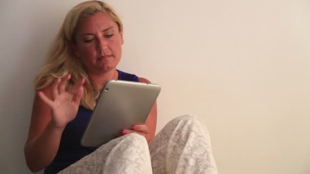 Mujer usando tableta digital y soñando — Vídeos de Stock