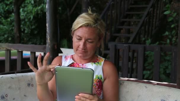 Χαμογελαστή γυναίκα με τη χρήση των tablet pc — Αρχείο Βίντεο