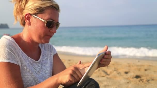 Donna con tablet digitale — Video Stock