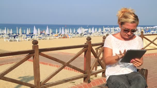 Mujer con Tablet PC en la playa — Vídeo de stock