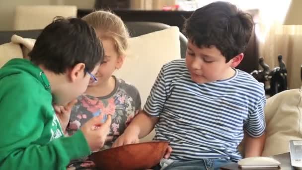 Amigos comiendo papas fritas — Vídeos de Stock