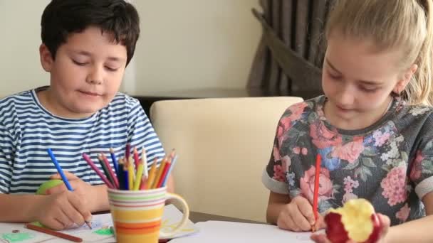 Menina e menino desenho em casa — Vídeo de Stock