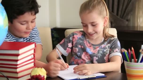 男の子と女の子 2 を勉強 — ストック動画