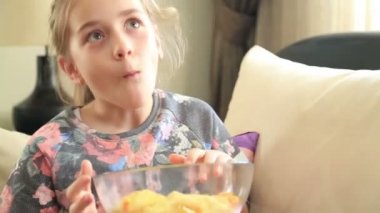 Patates cipsi yiyen küçük kız