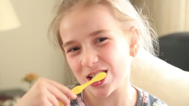 Söt liten flicka borsta tänderna. — Stockvideo