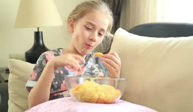 Patates cipsi yemek mutlu küçük kız