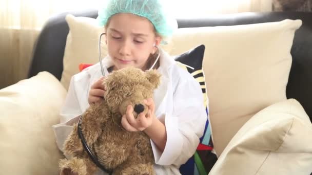 Klein meisje spelen een arts — Stockvideo