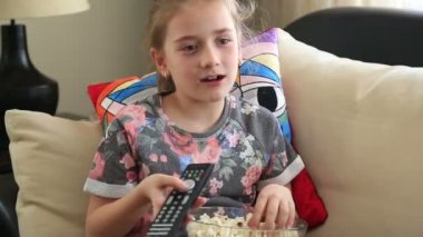 Televizyon izleyen küçük kız.