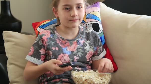 Petite fille regarder la télévision — Video