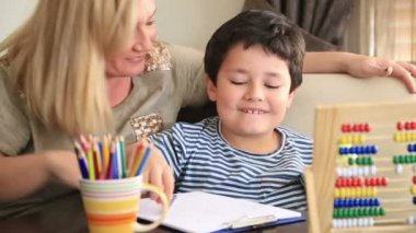 Küçük öğrenci annesi ile ödev