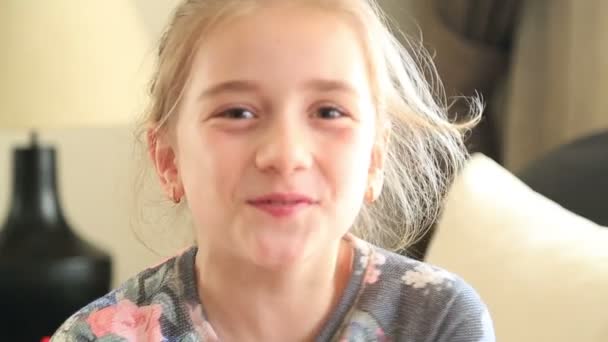 Porträtt av en liten flicka — Stockvideo
