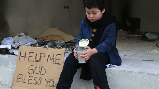 Бездомный ребенок попрошайничает на улице — стоковое видео