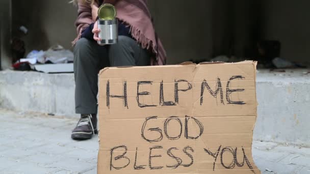 Mujer sin hogar mendigando — Vídeos de Stock