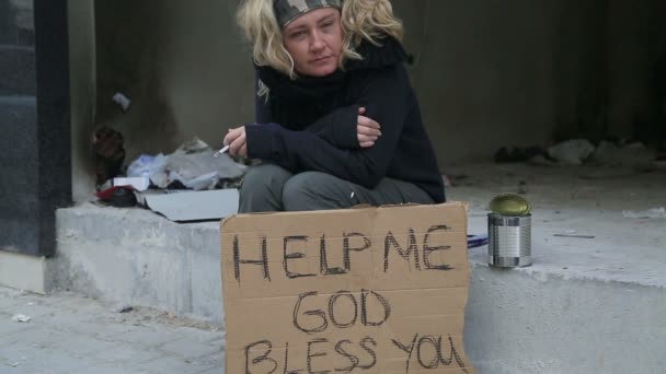 Bezdomovec žena prosí — Stock video