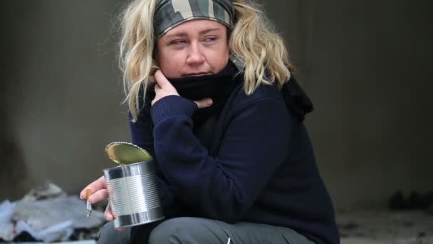 Kolduló hajléktalan nő — Stock videók