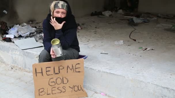 Homeless woman begging — Stock Video