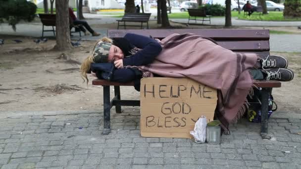 Hajléktalan nő — Stock videók