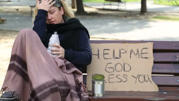 Bezdomovec alkoholické žena pije víno — Stock video
