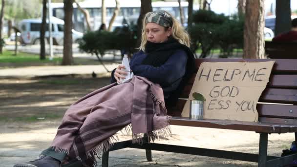 Bezdomovec alkoholické žena pije víno — Stock video