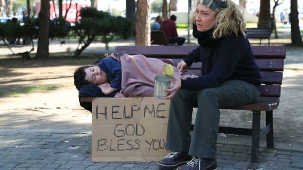 Бездомная мать и сын — стоковое видео