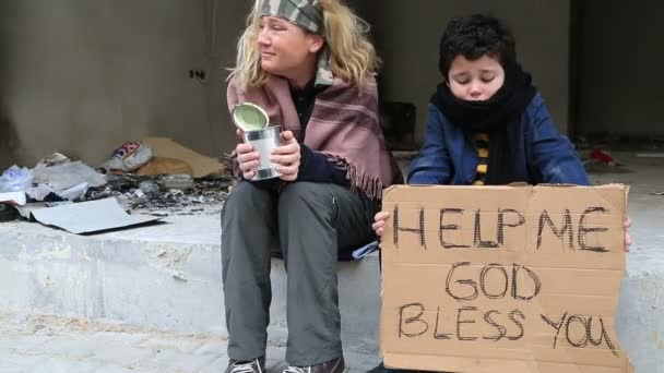 Homeless mother with her son — Stock Video