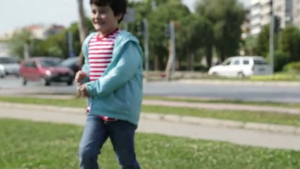 Child Running into Mothers Arm 's — стоковое видео