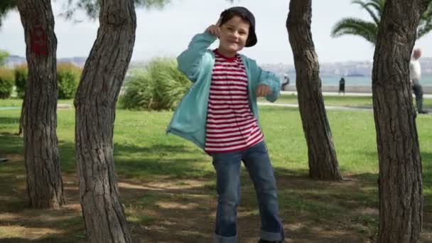 Child listening to music and dancing 4 — Stock Video