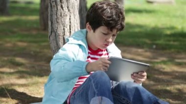 Dijital tablet ile çocuk