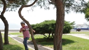 Parkta oynarken küçük korsan