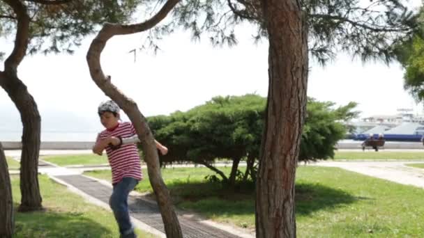 Pequeno pirata brincando no parque — Vídeo de Stock