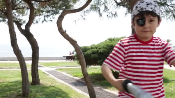 Petit pirate jouant dans le parc — Video