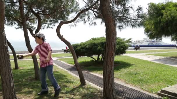 Pequeno pirata brincando no parque — Vídeo de Stock