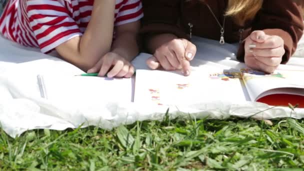 Madre leyendo a hijo en el parque — Vídeos de Stock