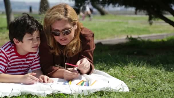 Madre e hijo pintando en el parque 2 — Vídeos de Stock